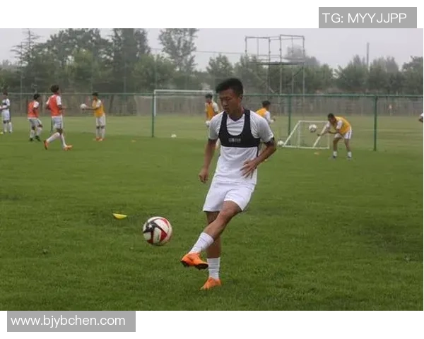 半截足球背心的时尚魅力与运动风潮如何交融成独特的街头潮流