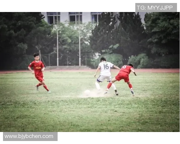 小孩光脚在草地上踢足球的快乐时光与成长故事